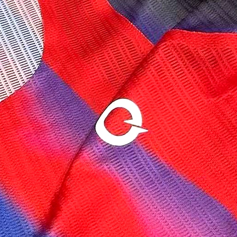 Retroreflective logo detail